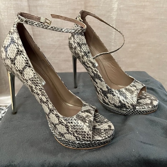 BCBG Maxazria Becky Snakeskin Pump sz 8 1/2 - Picture 1 of 6